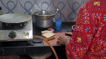 porn увидев как горничная готовит еду на кухне ей это не понравилось и она начала швырять ее туда же porn