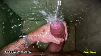 porn водная мастурбация без рук позволить струе воды падать на мой большой неразрезанный латиноамериканский член пока я porn