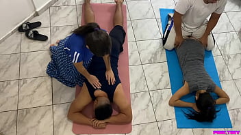 porn мы с мужем делаем парный массаж но я целуюсь с клиентом а мой муж делает вид что не видит но ему нравится porn