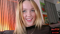 porn анальная молодая женщина говорит грязно пока ее трахают в смазанный маслом анус от первого лица porn