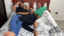 porn смотрю фильм с моим парнем и его лучшим другом который ложится рядом со мной и начинает трогать мою задницу рядом porn