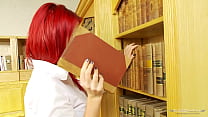 porn несмотря на то что она должна вести себя тихо рыжая библиотекарша не может перестать стонать пока ее трахают porn
