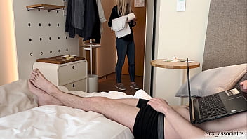 porn симпатичная наивная горничная отеля была соблазнена фейковым продюсером порно porn