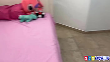 porn меня заводит когда я застаю шобрину одевающейся потому что я застаю ее врасплох обнаженной я достаю свой член и porn