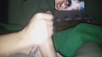 porn моя жена застает меня за просмотром порно и решает дрочить пока не примет мою сперму porn