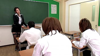 porn 섹시한 교사는 변태 병원에 가기 전에 그녀의 학생들 중 일부를 빨아들입니다 porn