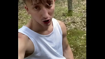 porn твинк сосет большой член в лесу и кончает ему на лицо делает минет на лицо в круизе на свежем воздухе porn
