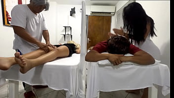 porn мою жену трахают рядом со мной в массажном салоне я слышу шум и ее сексуальные стоны но занавеска не позволяет мне porn