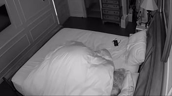 porn порно секс ночью в спальной на кровати муж трогает большие натуральные сиськи жены и сильно возбудился жена сосет porn