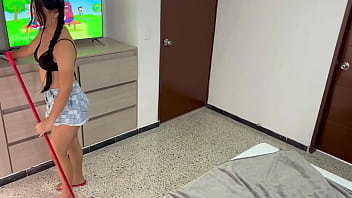 porn моя сводная сестра убирает мою комнату а я плачу ей своим твердым членом и спермой в ее киску porn