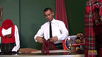 porn телочка с большими сиськами сосет твердый член перед тем как трахнуть ее в задницу на диване porn