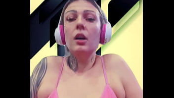 porn я вся вспотела из моей киски текла вода и я была сумасшедшей от похоти в спортзале я позвонила подруге чтобы она porn