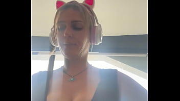 porn тренируясь в спортзале я так много бегала что у меня вылезла грудь и я так возбудилась от этой сцены что промокла porn