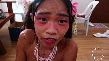 porn раздражающая крошечная таракана беспокоит меня пока я сосу свой член но я покрываю ее 2 килограммами спермы porn