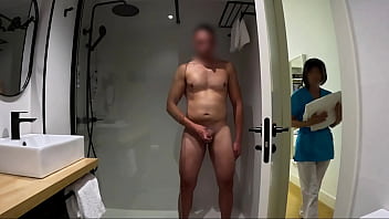 porn я дрочу в ванной пока не приходит горничная из обслуги и не помогает мне кончить porn