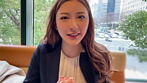 porn 영어 더빙 8등신 완벽한 비율의 신입 미인 회사원과 그녀의 부서장은 음란한 사내 연애 섹스 슈트 속에서도 검은 팬티 스타킹을 입은 큰 가슴과 아름다운 각선미가 보입니다 porn