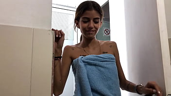 porn моя сводная сестра застала меня за мастурбацией в ее ванной и доставила мне удовольствие кончить на ее молодое лицо porn