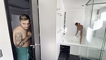 porn парень моей падчерицы видит меня в душе поэтому я сосу его член porn