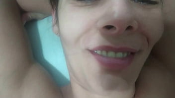 porn милфа с распутным лицом позволила мне заплести себе волосы и кончить ей в киску porn