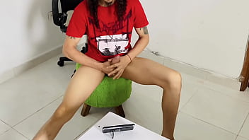porn что ты делаешь с моим мобильным телефоном мачеха застукала пасынка за мастурбацией и помогла ему быстро кончить porn