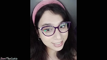 porn милая трансдевушка danithecutie пытается удержать дилдо но оно слишком быстро падает porn