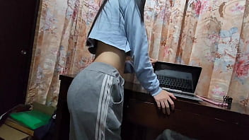 porn лора трахается с техником чтобы тот отремонтировал ее компьютер раньше потому что у нее нет денег на его ремонт porn