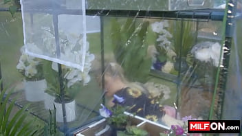 porn сексуальная блондинка с потрясающей большой попой трахается с огромным членом в теплице дженна старр диего перес porn