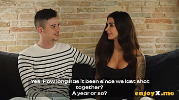 porn ненасытная темноволосая красотка с гигантскими сиськами занимается групповухой со старым приятелем в страстном porn