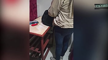 porn 실제 돈을 위한 섹스 최근 미국에서 온 한 외국인 이민자가 값싼 호텔에서 이동 중에도 섹스를 하고 현금을 대가로 자신의 모습을 녹음하는 데 동의합니다 porn