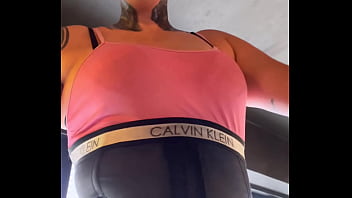porn в спортзале меня чуть не выгнали за то что я надел блузку на девушку я вся вспотела и пот стекал по моей пизде porn
