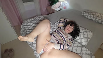 porn моя мачеха хочет чтобы я трахнул ее пока я засовываю палец ей в задницу и кончаю в ее большую пизду porn