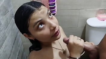 porn сексуальная сводная сестра в горячем душе возбуждается а ее сводный брат шпионит за ней но она делает ему минет porn