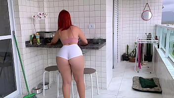 porn я наняла эту горничную она очень горячая она пришла в шортах чтобы подразнить меня porn