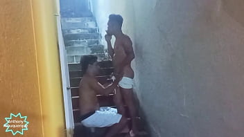 porn два парня с большими членами трахаются на лестнице фавелы полностью в красном porn