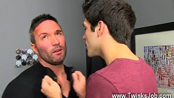 porn セクシーな男性ブロックランドンは夕食の計画を考えていますが彼の男エイデン porn